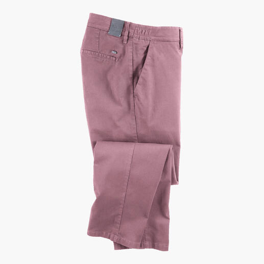 Rosenholzfarbene Chinohose in gefalteter Ansicht, zeigend die Taschen und Nähte.