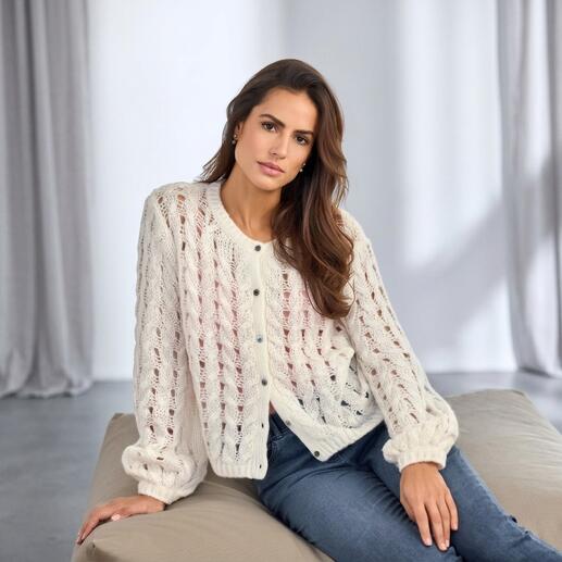 Offwhite Tencel-Cardigan, lässig getragen in einem modernen Raum.