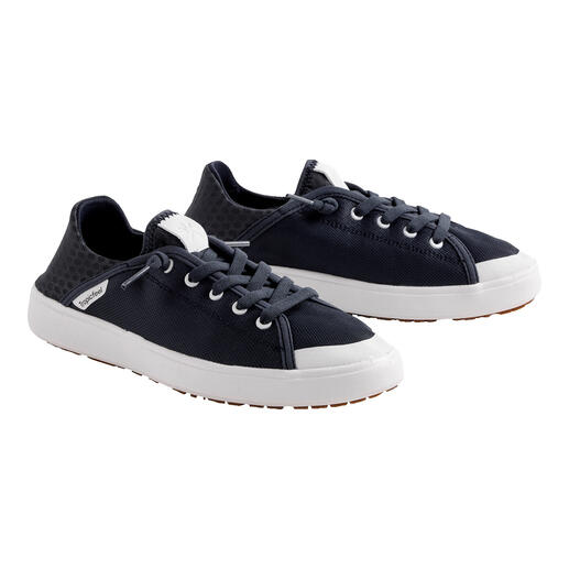 Navy Sneaker mit weißen Akzenten auf weißem Hintergrund.