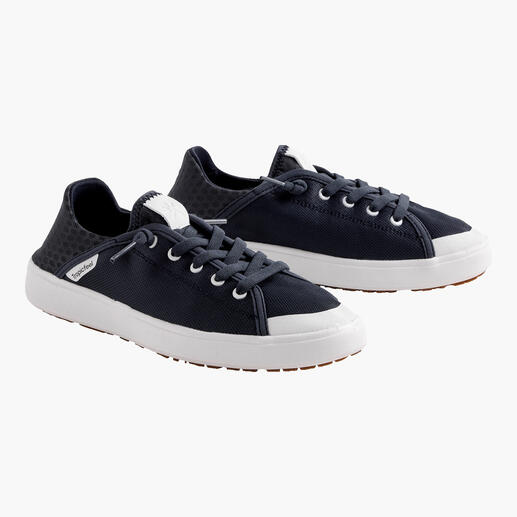 Navy Sneaker mit weißen Akzenten auf weißem Hintergrund.