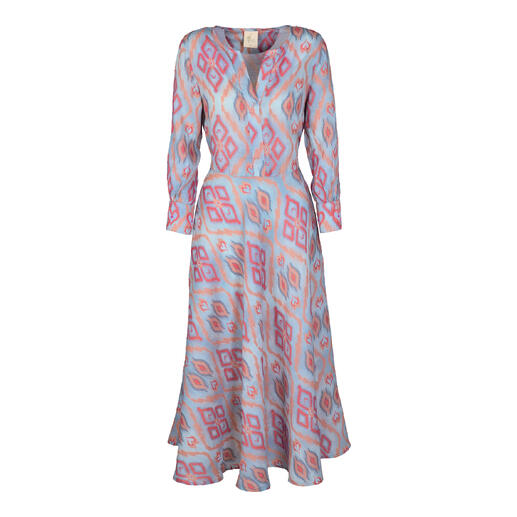 Farbenfrohes Ikat-Kleid mit langen Ärmeln auf einem weißen Hintergrund.