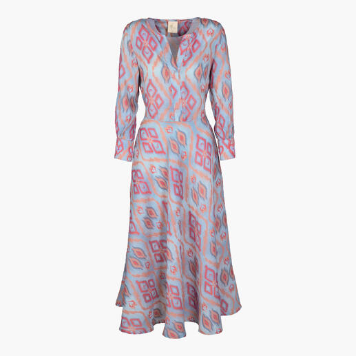 Farbenfrohes Ikat-Kleid mit langen Ärmeln auf einem weißen Hintergrund.