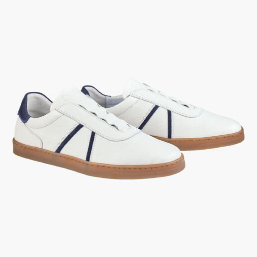 Weiße und blaue Slip-On-Schuhe mit minimalistischem Design.