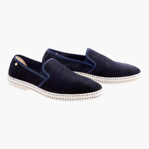 Sommer-Slipper in Marineblau, lässig und bequem, auf einer neutralen Unterlage.