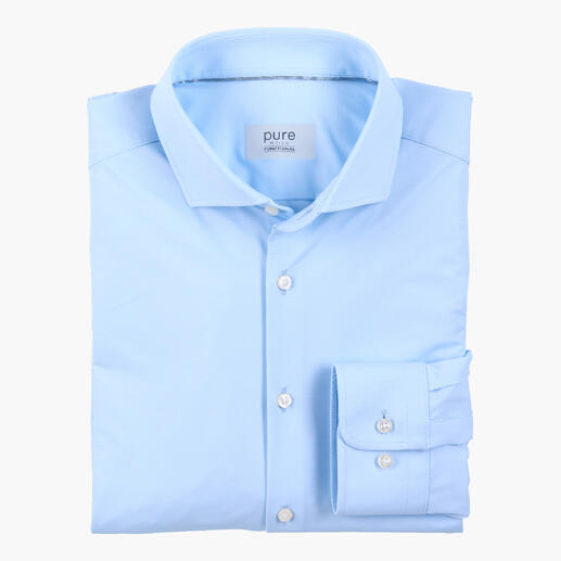 Hellblaues Functional Hemd, ordentlich gefaltet und bereit zum Tragen.