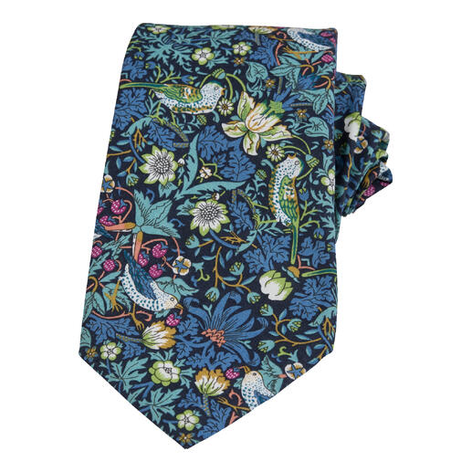 Blaue Krawatte mit Vogelmotiv und floralen Designs auf einem dunklen Hintergrund.