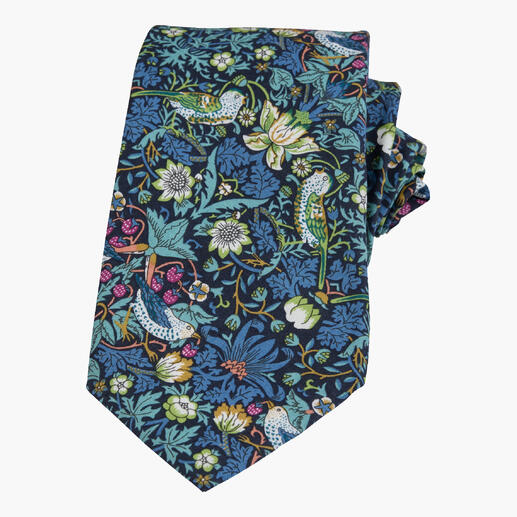 Blaue Krawatte mit Vogelmotiv und floralen Designs auf einem dunklen Hintergrund.