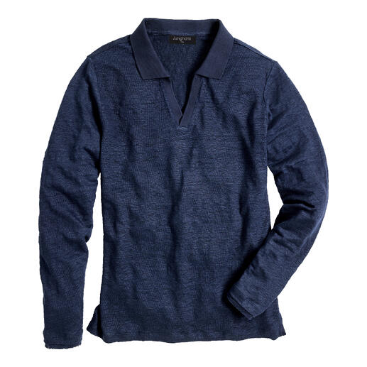 Blaues Langarm-Shirt liegt flach auf einer Oberfläche.