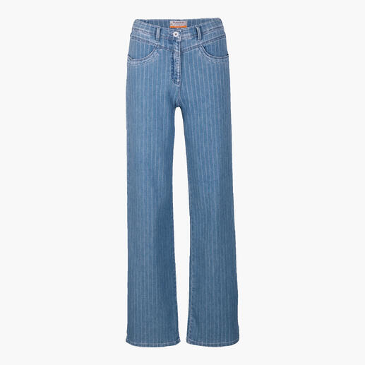 Hellblaue Streifen-Jogginghose mit weitem Bein auf weißem Hintergrund.