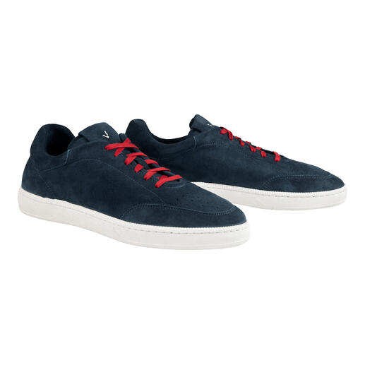 Navyfarbene Sommersneaker in Größe 41 mit roten Schnürsenkeln.