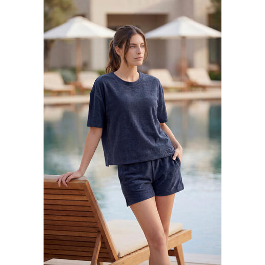 Dunkelblaues Frottee-Shirt, Größe 36, getragen von einer Frau am Pool.