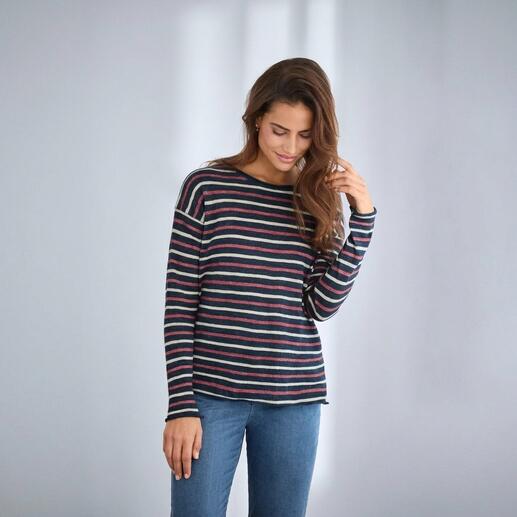 Gestreifter Pulli in Blau, Rot und Weiß mit weitem Schnitt.