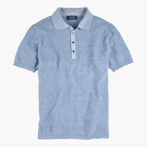 Dunkelblaues Strickpolo mit kurzer Knopfleiste.