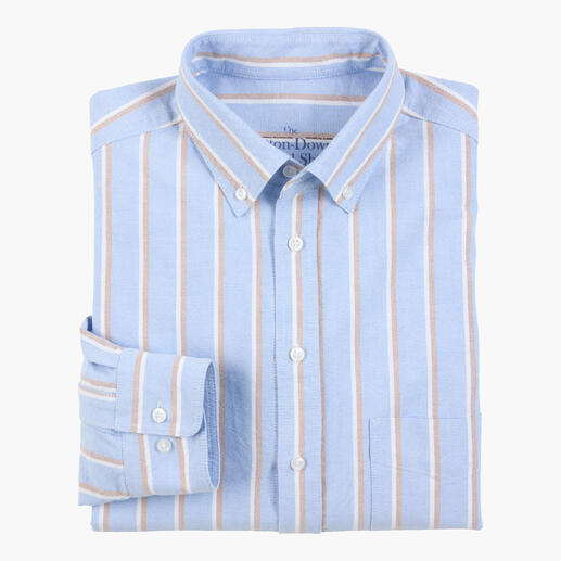 Hemd in Blau mit weißen und braunen Streifen, gefaltet und auf einem weißen Hintergrund.