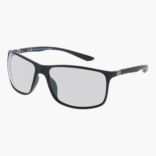 Schwarze Swisseg Sonnenbrille mit grauen Gläsern, seitliche Ansicht.