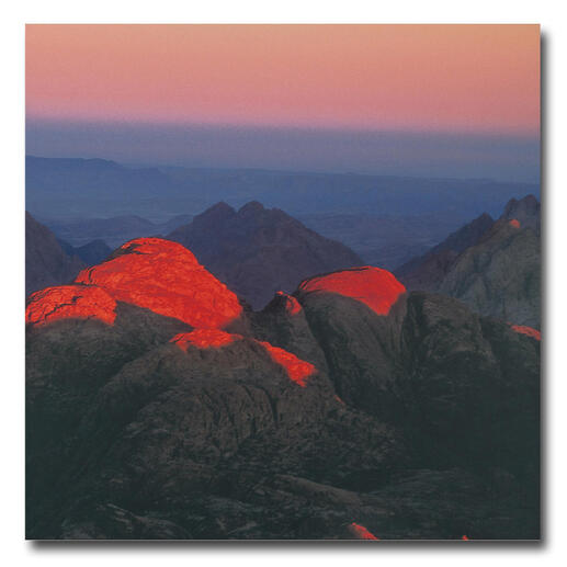 Barbara & Michael Leisgen – art is not nature Barbara & Michael Leisgens berühmte Lichtkunst – erstmals als Fotoedition. Eine einzigartige Momentaufnahme der ersten Sonnenstrahlen des Milleniums. 20 Exemplare. Maße: 75 x 75 cm