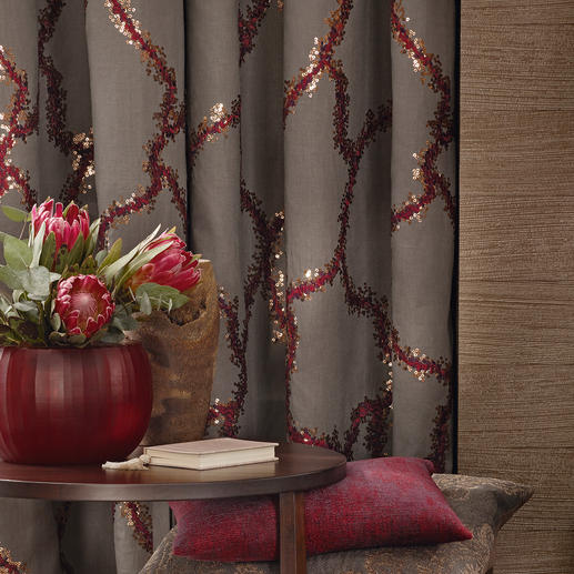 Eine textile Kostbarkeit. Mit tausenden filigraner Pailletten bestickt. Eine textile Kostbarkeit. Mit tausenden filigraner Pailletten bestickt.