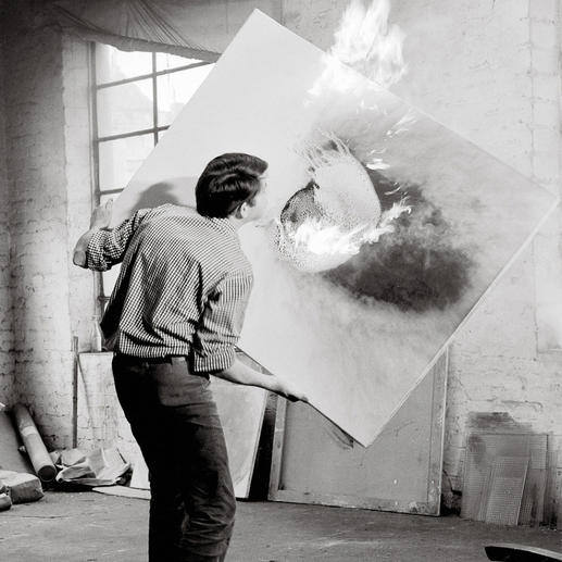 Durch Flammen gibt Otto Piene den Materialien der Bildfläche eine völlig veränderte Erscheinungsform.