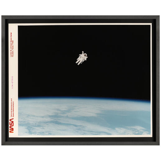 Space Editions – Faraway Eindrucksvolles Zeugnis der Raumfahrtgeschichte. Fotoabzug aus der originalen Fotosammlung der NASA. Erstmals erhältlich als limitierte Edition im Pro-Idee Kunstformat. Maße: 88 x 72 cm.