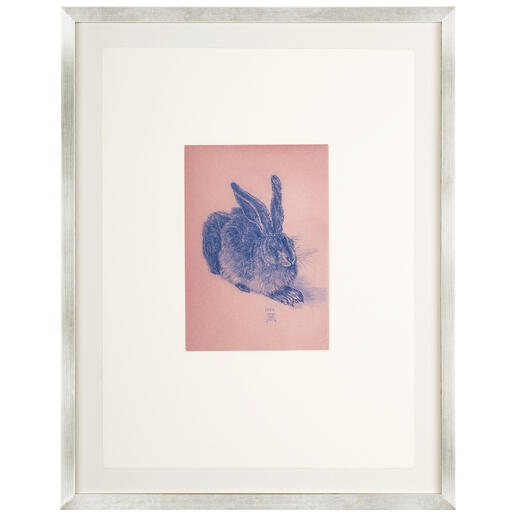 Albrecht Dürer (reeditiert) – Feldhase Albrecht Dürers berühmter „Feldhase“. Auf 100 Jahre alten Druckstöcken gedruckt. Farbig modern interpretiert. Nur 30 Exemplare je Farbe. Maße: 38 x 48 cm. Hase in rosa Ton, gerahmt und auf einem hellen Hintergrund.