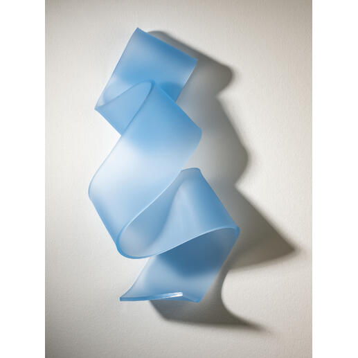 Transparente blaue Kunststofffolie in spiralförmiger Anordnung an der Wand, die den Schatten aufzeigt.