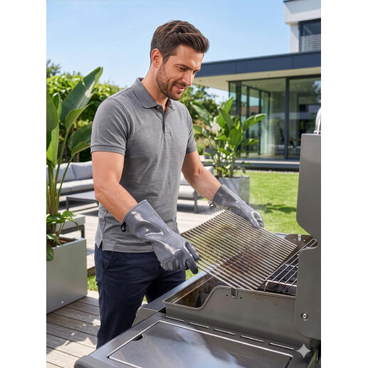 Mann grillt mit Handschuhen am Grill im Garten