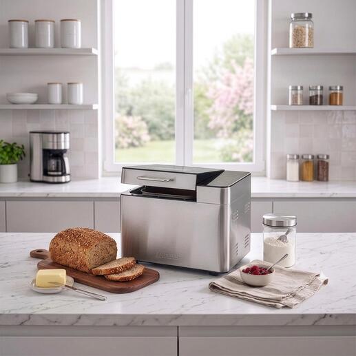 Gastroback Brotbackautomat mit frisch gebackenem Brot auf einem Tisch.