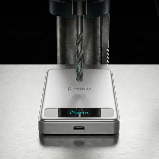 Silberne Safety-Powerbank wird von einer Bohrmaschine bearbeitet.