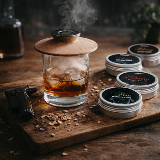 Whiskey-Smoker mit Rauch über einem Glas Whiskey auf einem Holztisch.