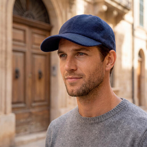 Mann trägt dunkelblaue Cashmere-Cap auf einer Straße