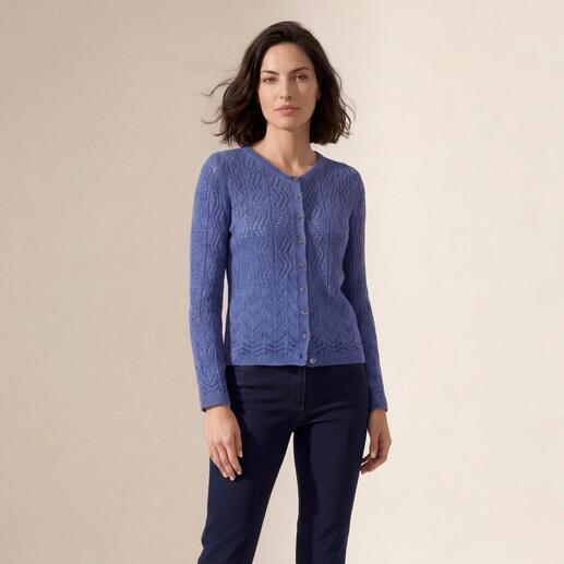 Frau trägt einen lila Eribe Lace-Stitch-Cardigan.