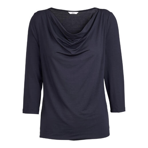 Vorderansicht des Modal Micro-Wasserfallkragen-Shirts in Schwarz auf weißem Hintergrund