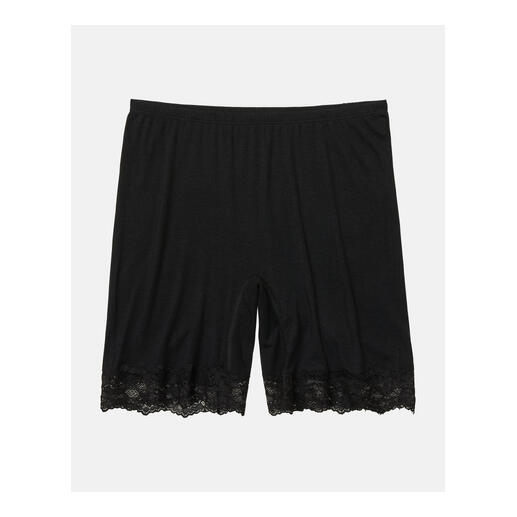 Kurze schwarze Unterhose mit Spitze am Saum.