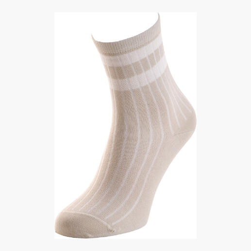 Beige-weiße Streifen-Socke in aufrechter Position.