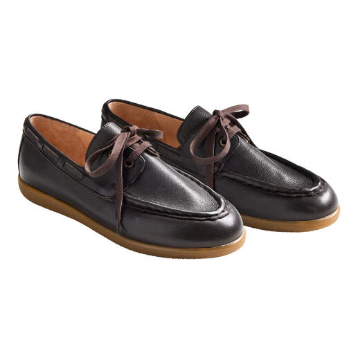 Brauner Bootsschuh aus Leder mit Schnürsenkeln in Größe 36.