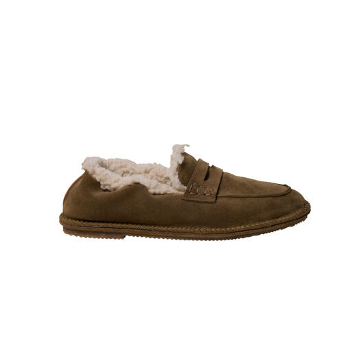 Brauner Lammfell-Loafer aus Wildlederansicht von der Seite.