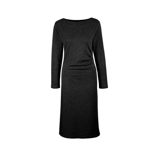 Schwarzes, langärmeliges Freizeitkleid für den Winter.