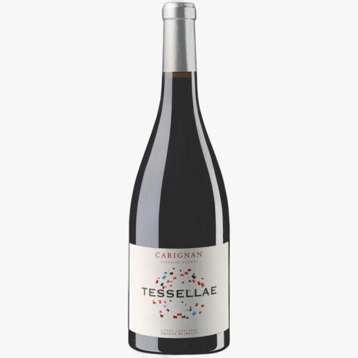 Tessellae Carignan 2021, Domaine Lafage, Roussillon, Frankreich 
            „Ein sensationeller Wein.“ 
(Robert Parker über den Jahrgang 2015)*
            *Robert Parker, Wine Advocate 230, 04/2017
        