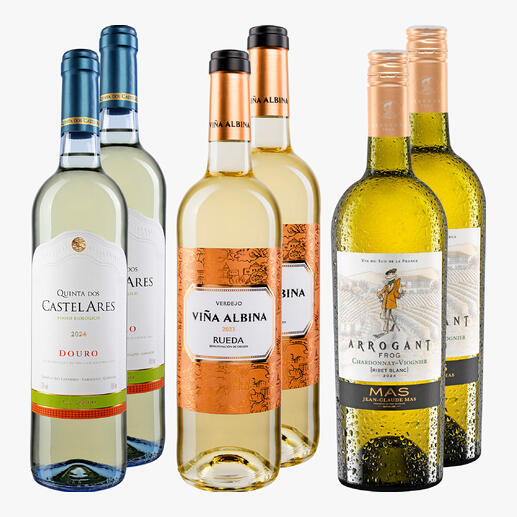 Drei Flaschen Weißwein: Quinta dos Castelares, Viña Albina und Arrogant auf einem weißen Hintergrund.