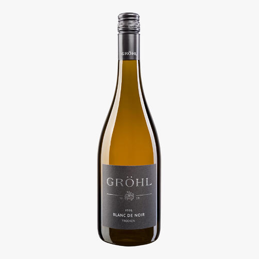 Flasche Gröhl Blanc de Noir 2024 mit schlichtem, elegantem Design.