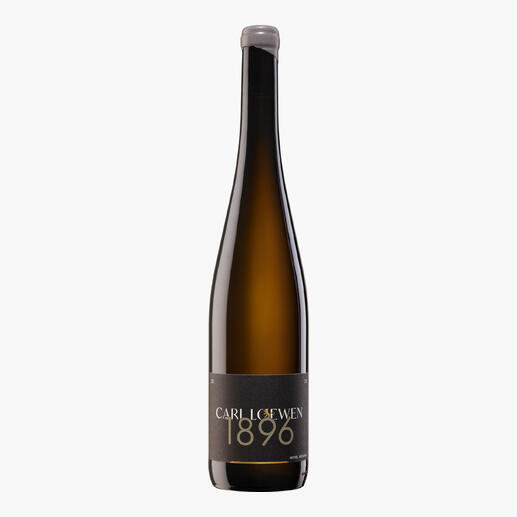 Flasche des Carl Loewen 1896 Riesling 2024 mit schwarzem Etikett auf weißem Hintergrund.