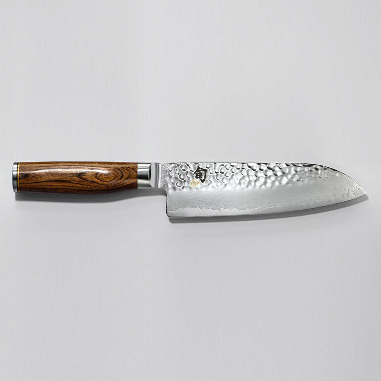 Shun Premier Messer „Tim Mälzer“ Shun Premier Santoku-Messer mit Holzgriff auf einer grauen Oberfläche.