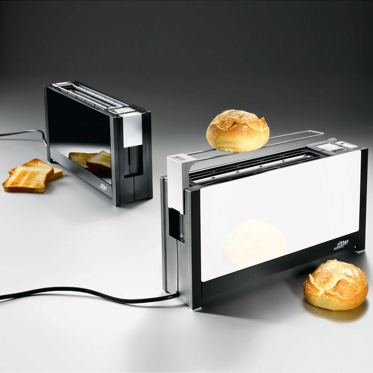 Toaster, Schwarz und Weiß Zwei Design-Langschlitz-Toaster in Schwarz mit Brötchen oben.