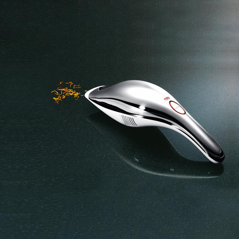 Alessi Akkusauger in Silber mit dekorativem Staubkegel.