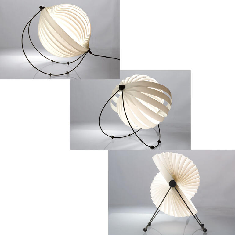 Durch vier bewegliche Kunststofffüße auf den schwarzen Metallbögen können Sie die Neigung der Leuchte sowie den Lichtausfallwinkel bestimmen. Design-Leuchte