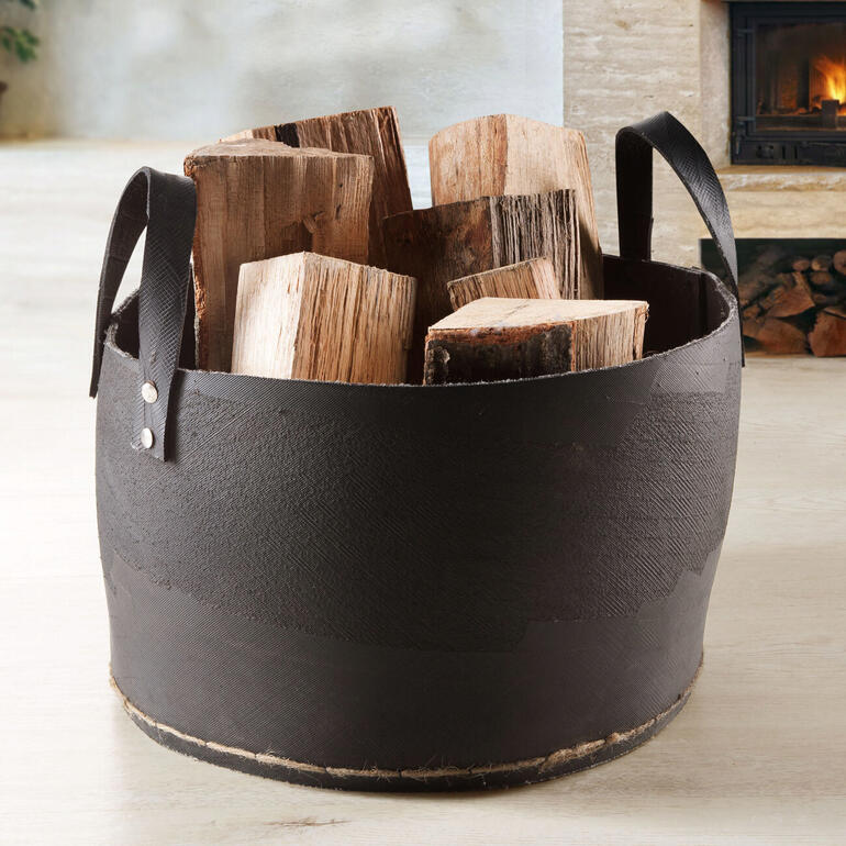 Die zweifach angenieteten Griffe sorgen für eine hohe Tragkraft. Korb aus LKW-Reifen, ideal für die Lagerung von Holz, robust und funktional.