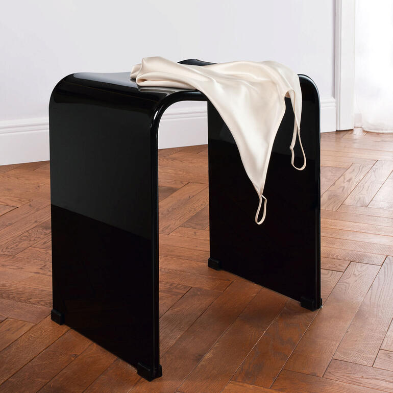Durch sein edel glänzendes Aussehen ist Ihr Acryl-Hocker auch ein Schmuckstück für Ihren Ankleide- oder Schlafraum. Schwarzer hochglänzender Acryl-Duschhocker, schick und funktional für das Badezimmer.