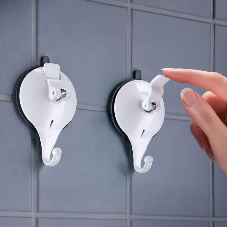 Geeignet für alle glatten und leicht strukturierten Oberflächen (nicht jedoch für verputzte und tapezierte Wände). Vakuumhaken „Supergrip“, praktisch zur Anbringung von Handtüchern in der Dusche.
