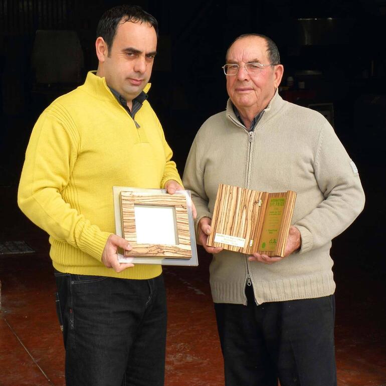 Das Olivenöl „Primo D.O.P Monti Iblei” von Salvatore und Giovanni Cutrera wird bereits seit vielen Jahren mit internationalen Auszeichnungen prämiert. Olivenöl „Primo D.O.P Monti Iblei”, 750 ml, hergestellt mit hochwertigen Zutaten.