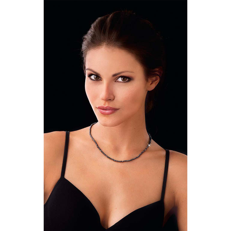 Spinellkette Black & Black Frau mit Black & Black Spinellkette in einem eleganten Outfit.